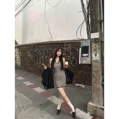 neurcz 开春黑色格子v领连衣裙女春夏季背带格纹内搭打底短裙