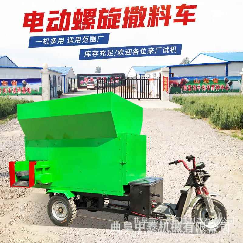 柴油撒料车双侧出草料用青贮饲料喂料车进出牛舍用车载式投料车