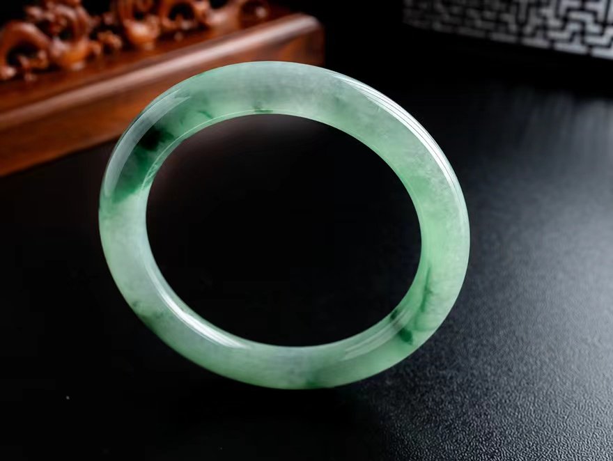 53圈口 真品翡翠玉镯水润气质细腻冰满绿满色飘花圆条手镯 45.85g