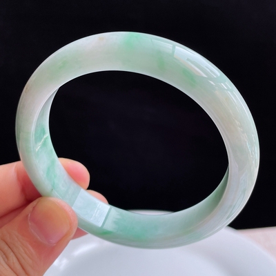 自然光拍摄天然翡翠正品飘绿种水57.8mm正圈手镯 55.29克