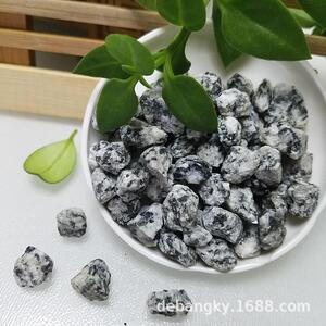 主营黑白花灰石子磨圆芝麻灰石子胶粘石骨料园林景观小石头