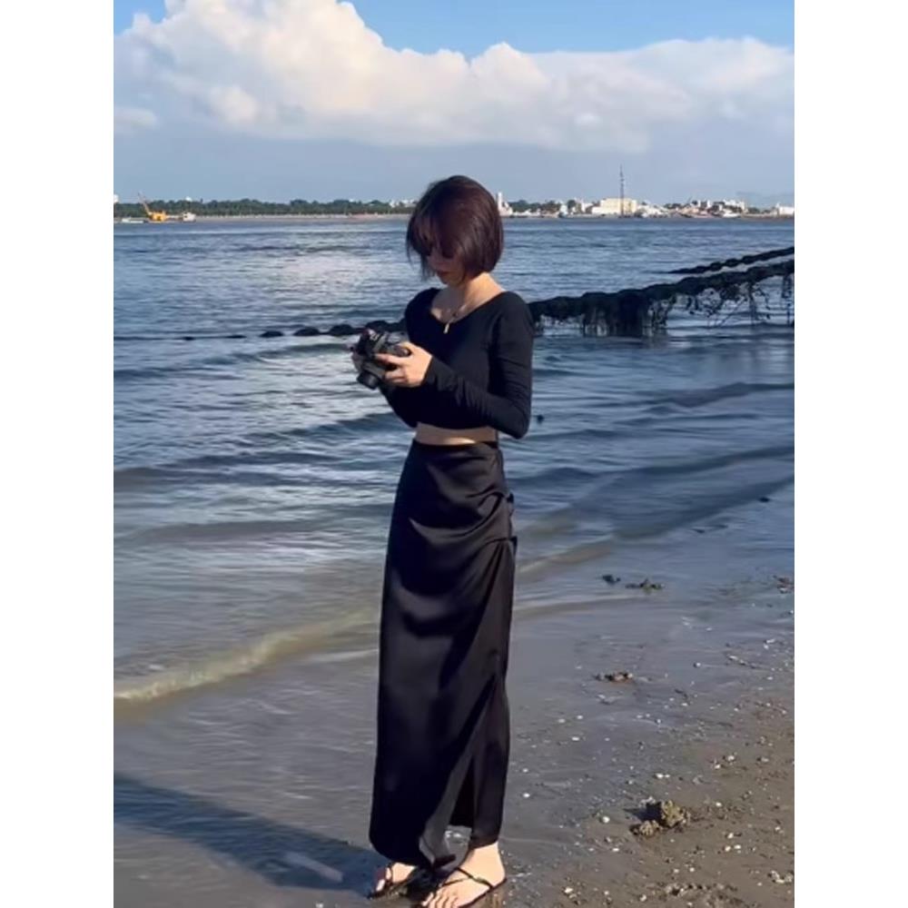 日本风格春秋季黑色醋酸醋酸露臀裙a字裙，适合高腰的小个子女性