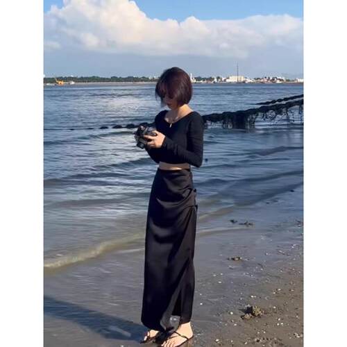 日本风格春秋季黑色醋酸醋酸露臀裙a字裙，适合高腰的小个子女性