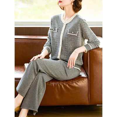 妈妈秋装针织运动套装2025新款中老年女春秋季长袖打底小衫两件套