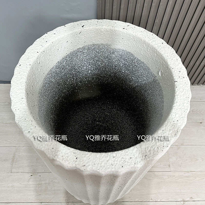 北欧深灰石漆工艺玻璃钢条纹筒花瓶酒店商场花园庭院绿化工程摆设