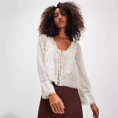 U-shaped lace collar shirt with long sleeves