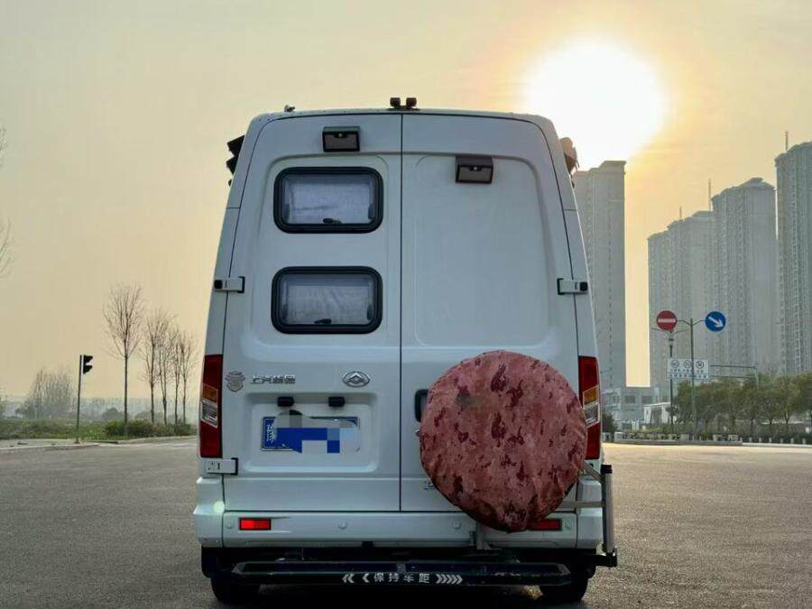 4月22日洛阳市21年大通房车V80经典傲运长轴高顶豪华进口设备上装自动挡2.0T柴油蓝牌C证无报废年限网络拍卖公告