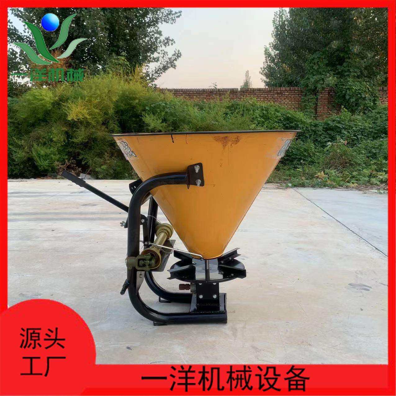 新款铁桶撒肥机拖拉机带多功能撒肥器后置背负式洒化肥的机器