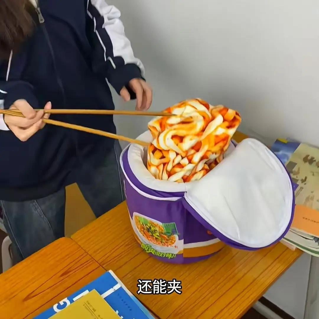彷真泡面桶抱枕毛毯二合一毛绒盖毯空调毯家用沙发毯办公室午睡毯