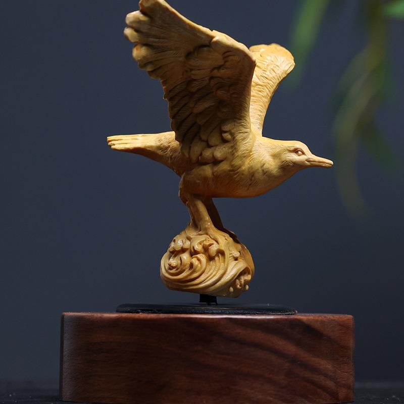 太阳能自动旋转创意汽车摆件黄杨木木雕大展宏图雄鹰车载招财饰品