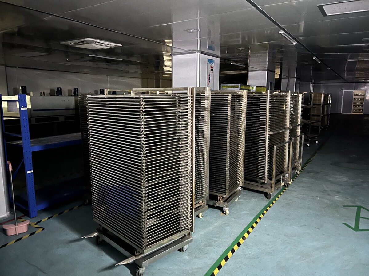 5月25日荆州标的六：一批机器设备，包含有全自动4轴高精度数控机床、3D智能扫光机、天恩扫光机、丝印烤盘、清洗架等网络拍卖公告