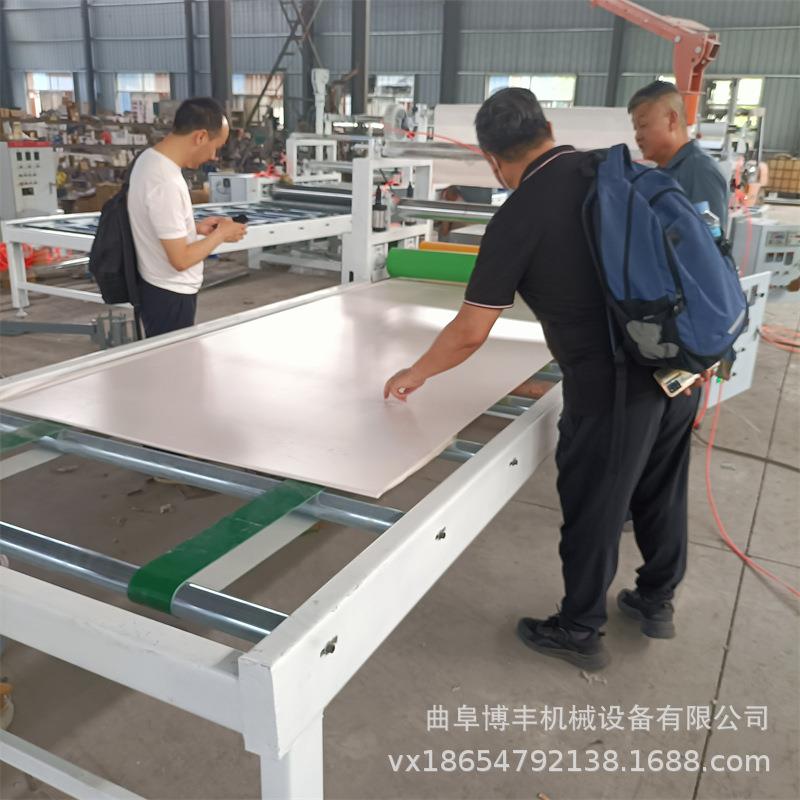 pet膜木饰面平贴机 木塑墙板涂胶贴面机 铝单板保护膜覆膜机厂家