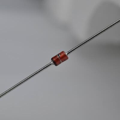 稳压二极管 0.5W 62V BZX55C62