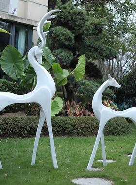 白色抽象鹿户外玻璃钢雕塑摆件小区公园商场庭院售楼部落地装饰品