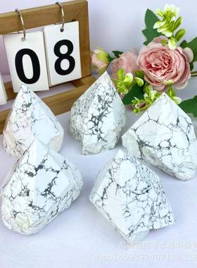 Howlite天然白松石切割打磨金字塔六棱面单尖 家居消磁装饰品