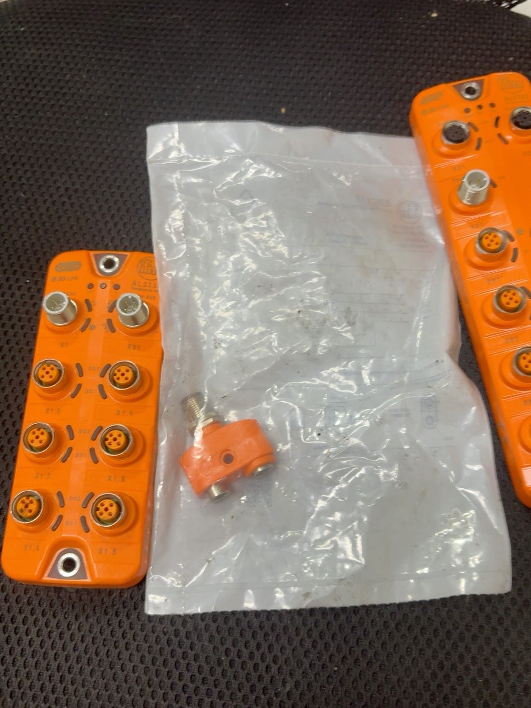 易福门AL2330总线模块，好像是没用过的实图拍摄成色9新需