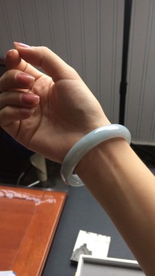 目前看来求鉴定豪8印象S16翡翠手镯怎么样，纯正度如何？