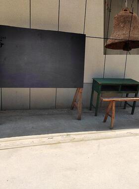 怀旧80年代学校用品老式双人课桌单人课桌黑板打铃铁钟展示老物件