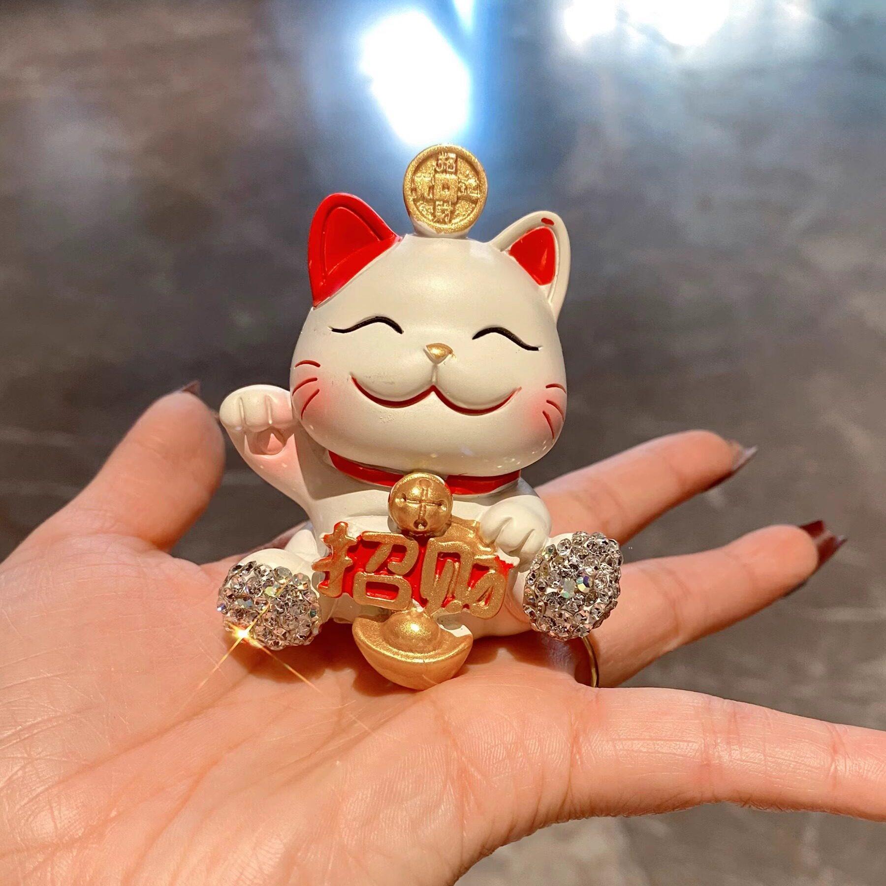 汽车内招财猫摆件2025新款镶钻车载中控台家用吉祥饰品高颜值礼物