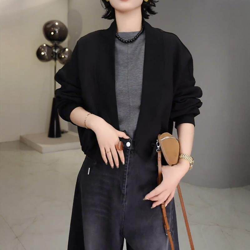 新品大码轻奢黑色V字领长袖短款外套女秋季新款胖mm显瘦气质夹克