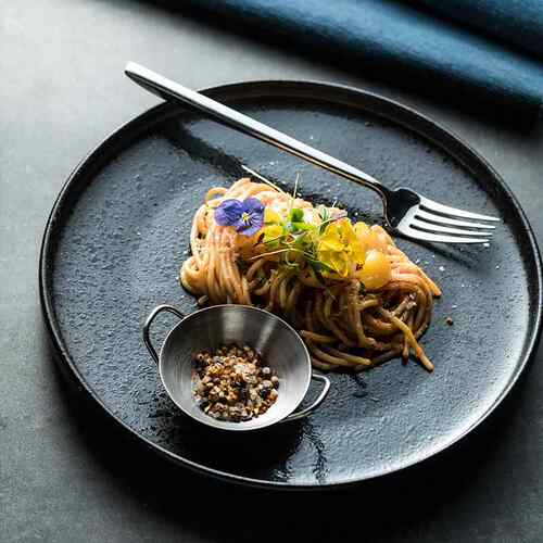 家用黑色微波炉陶瓷盘子高级感轻奢烤箱陶瓷盘圆形备菜盘蒸盘商用