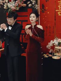 酒红丝绒挂脖长袖旗袍钉珠宴会新娘结婚订婚回门敬酒显瘦晚礼服裙