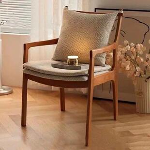 北欧实木单人餐椅家用现代休闲民宿布艺客厅书桌扶手西雅图巴顿椅