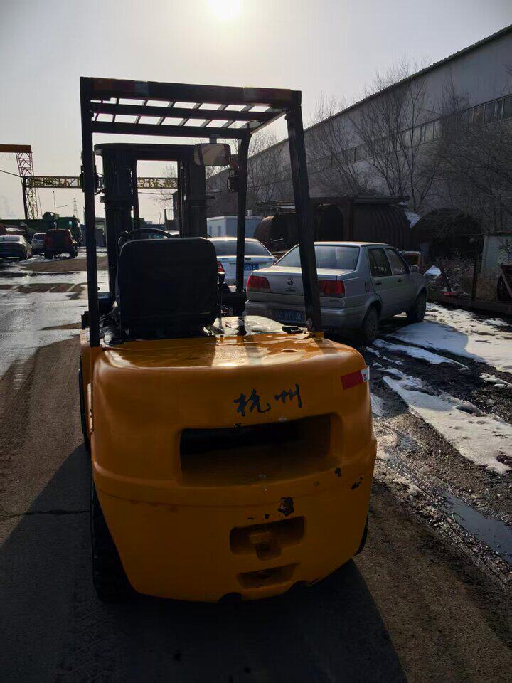 4月1日乌鲁木齐委托-资产处置杭州叉车一台,起升3节4.5米,性能完好网络拍卖公告