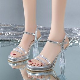 露趾高跟鞋女外穿水晶跟2024夏季透明水钻，防水台一字扣带凉鞋
