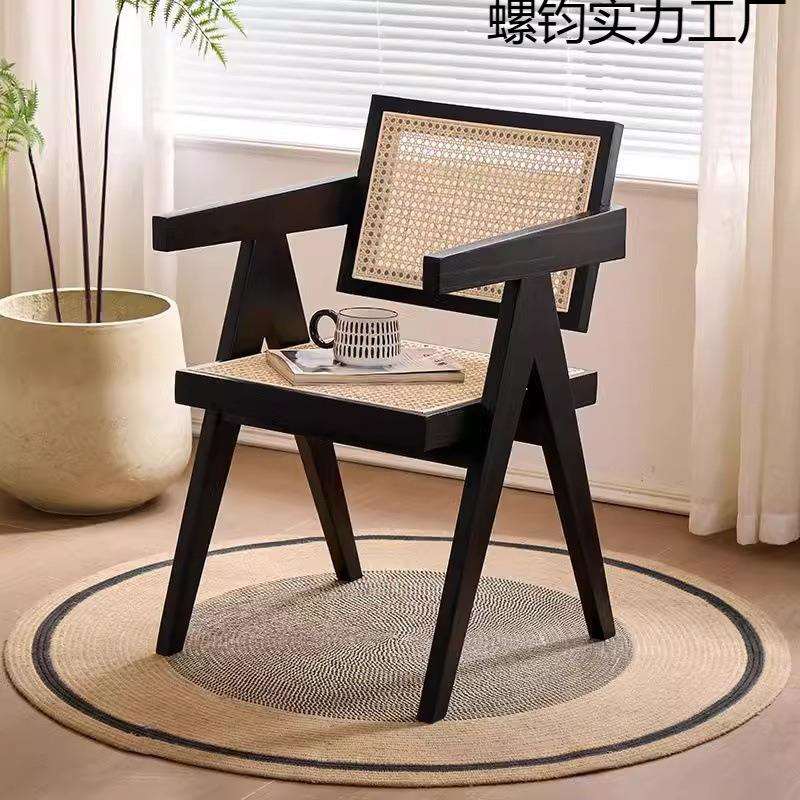 北欧藤编椅子简约昌迪加尔扶手实木餐椅家用客厅奶茶店休闲椅