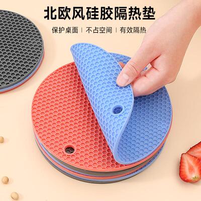 Heat-Resistant Placemats in Nordic Style: Anti-scald Pads, B