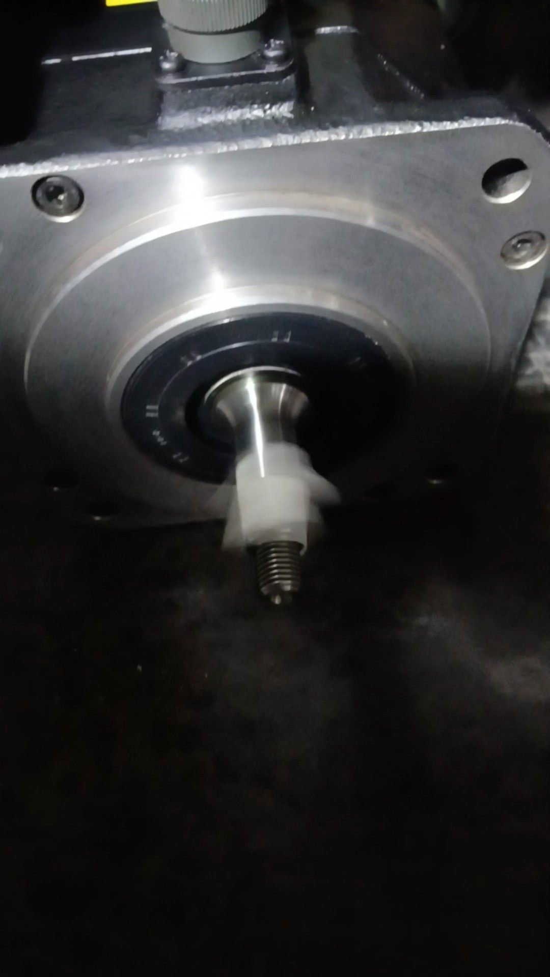 出一台几乎全新的FANUC伺服电机，型号BIS 8/3000