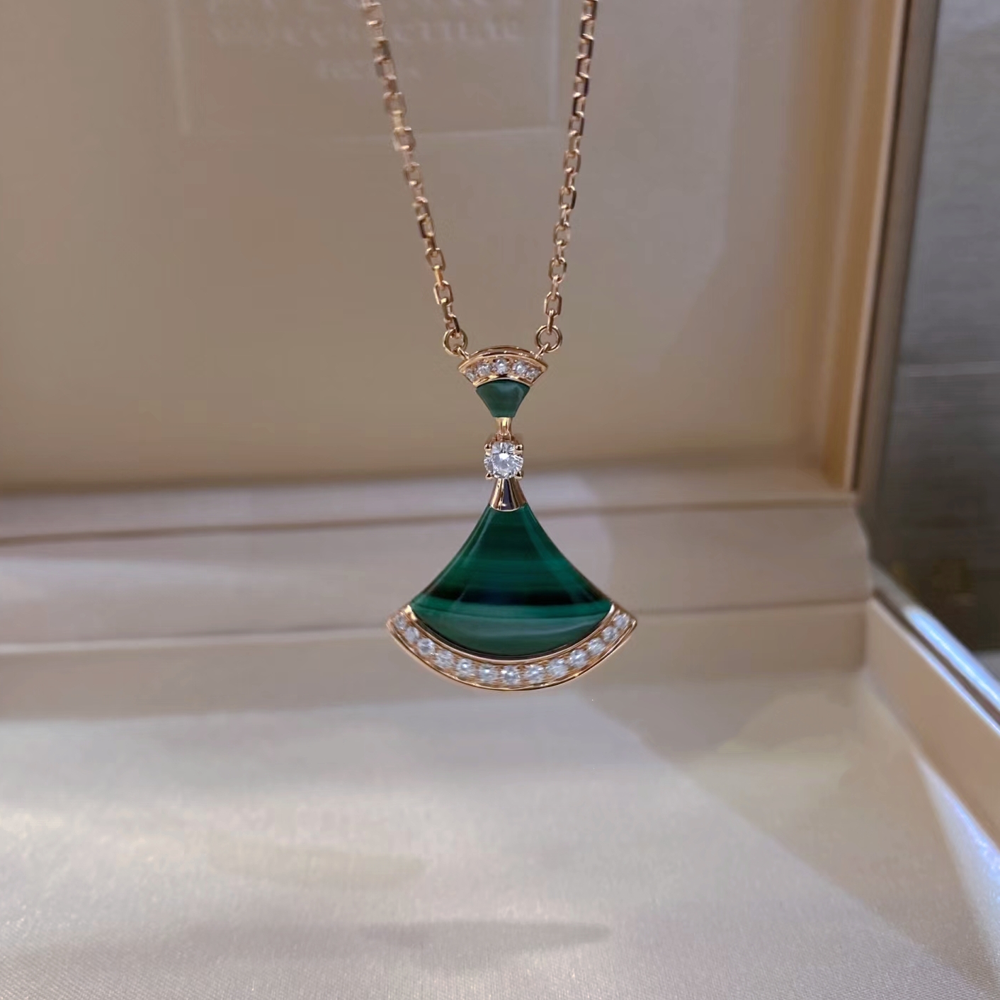 公价47300】99新宝格丽18K玫瑰金绿孔雀石裙子扇子排钻项链351143