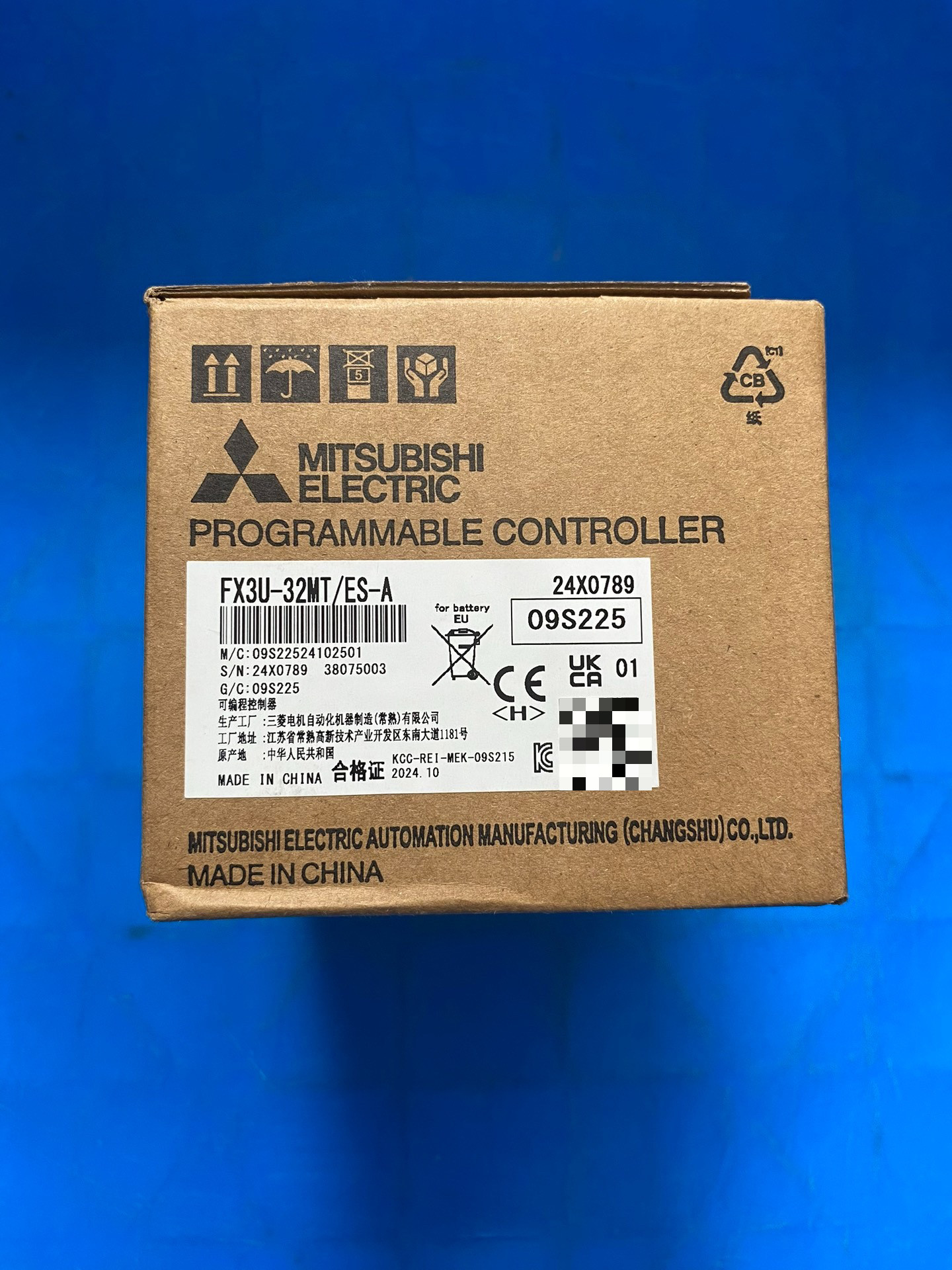 三菱可编程控制器，型号FX3U-32MT/ES-A，实物拍摄