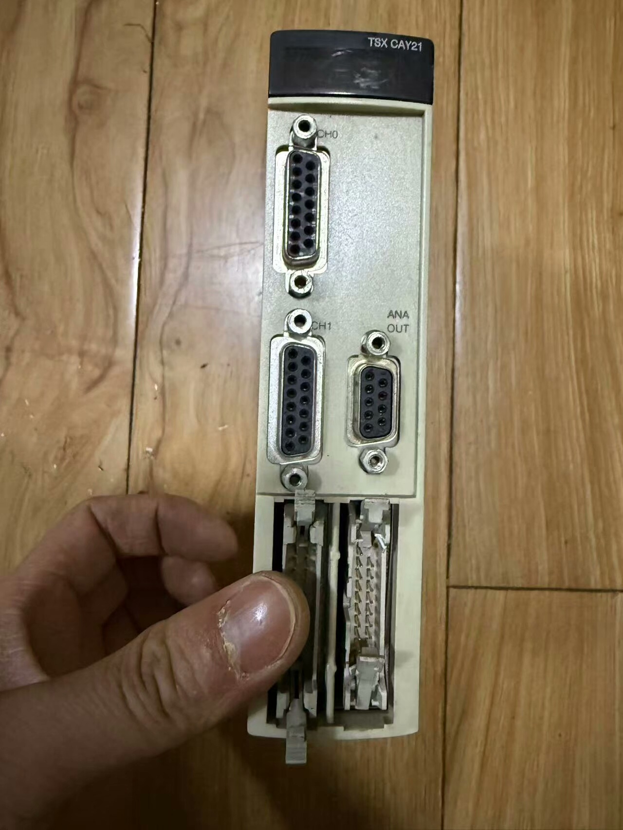 施耐德PLC tsxcay21，功能包好，成色如图所示，需要