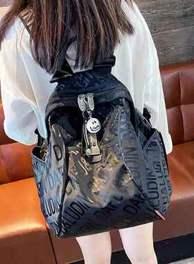 代购潮牌字母黑色轻便旅游双肩包2025新款潮休闲高级感背包宠物包