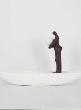 现代小船人物民10431抱摆件球楼部样板间售书房宿展厅软装装饰品