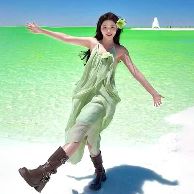 大西北旅游绿色长裙设计感挂颈吊带洋装女夏季宽松气质度假裙子