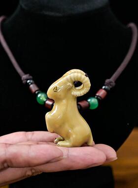 陶瓷土黄色生肖绵羊和山羊吉祥物，以吸引财富和安全和缺口吊坠生