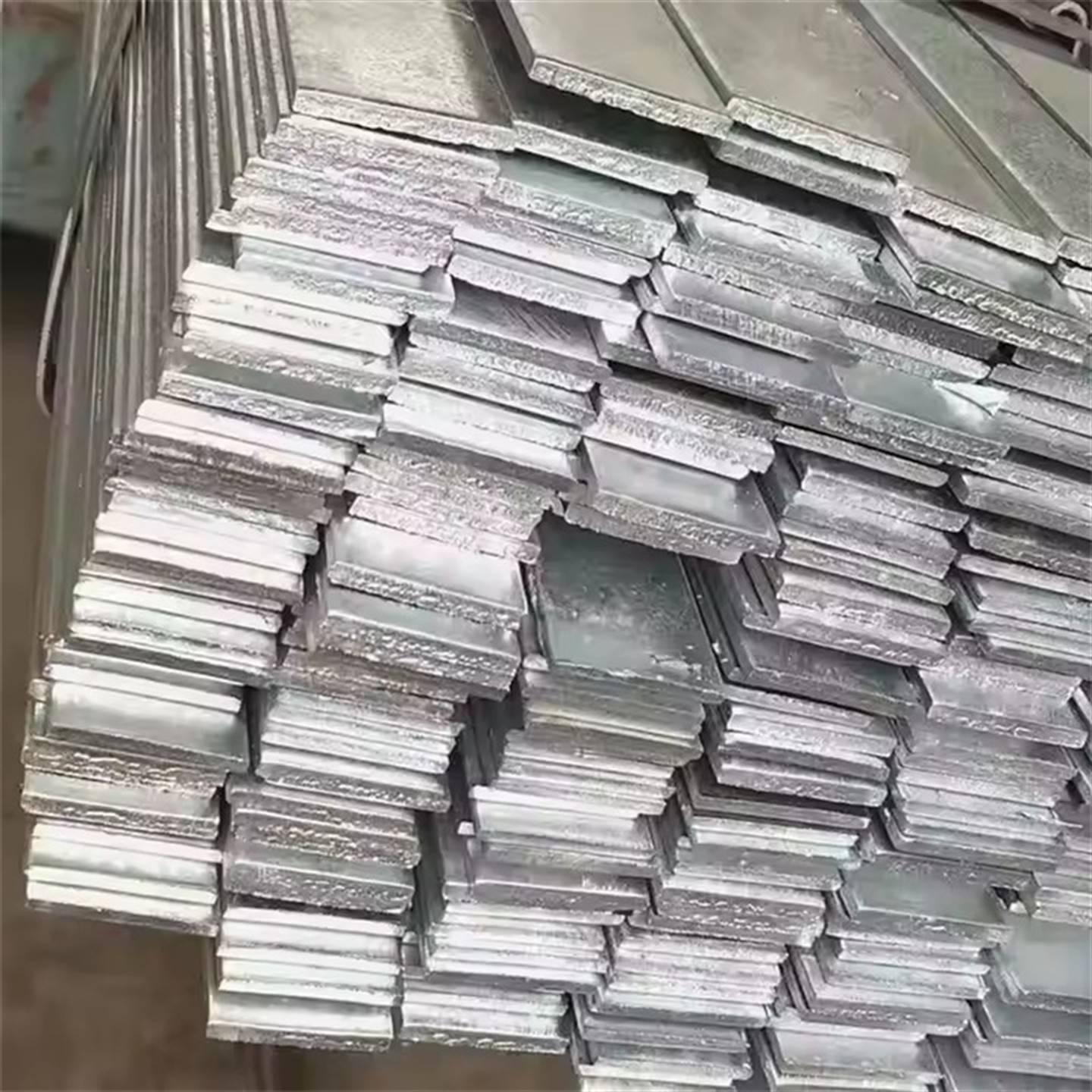 镀锌扁钢Q235扁铁弯头30x3 40x4 50x5热浸锌扁条黄绿接地防雷支架图片