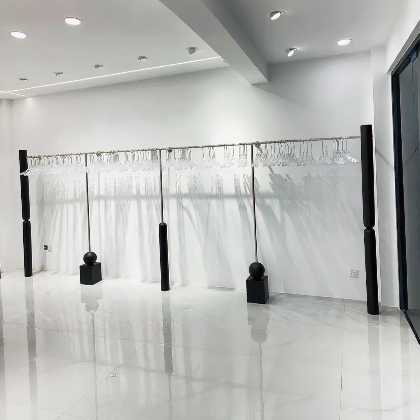 新款服装店展示架上墙黑色双拼不锈钢侧挂衣架陈列男女装陈列货架