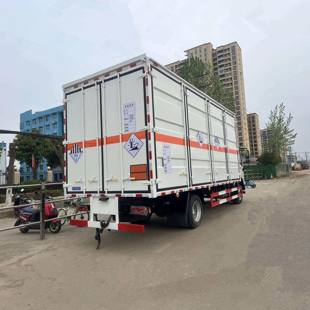 6米大运单桥杂项厢式车 废机油 带油渣土危险品运输车 两侧全开门