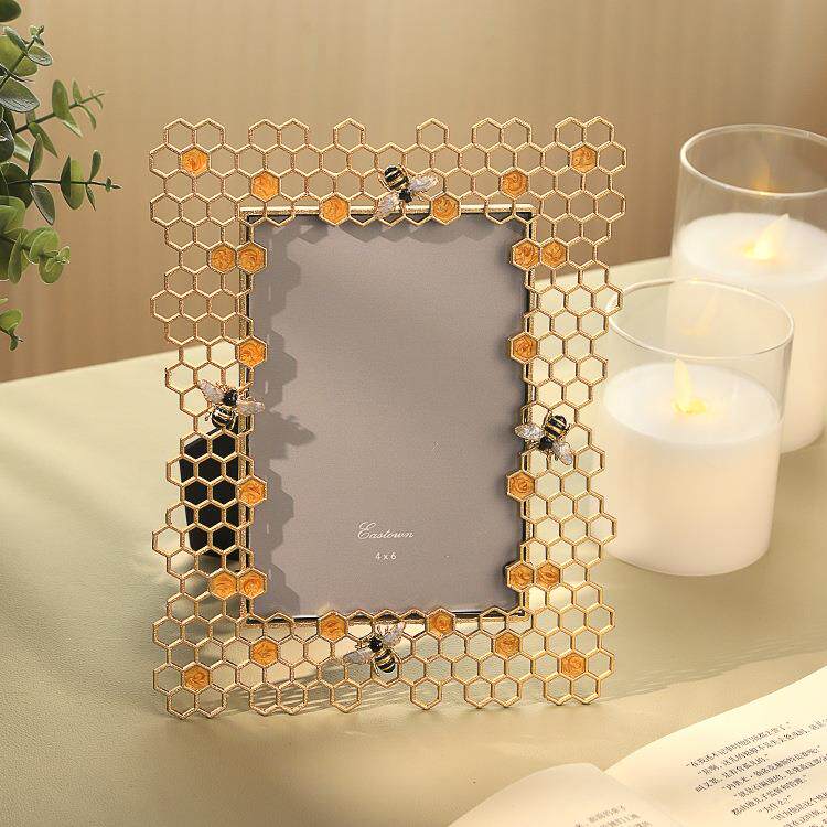 你可居法式合金相框摆台高级感高档5寸桌面金色现代镂空蜜蜂摆台