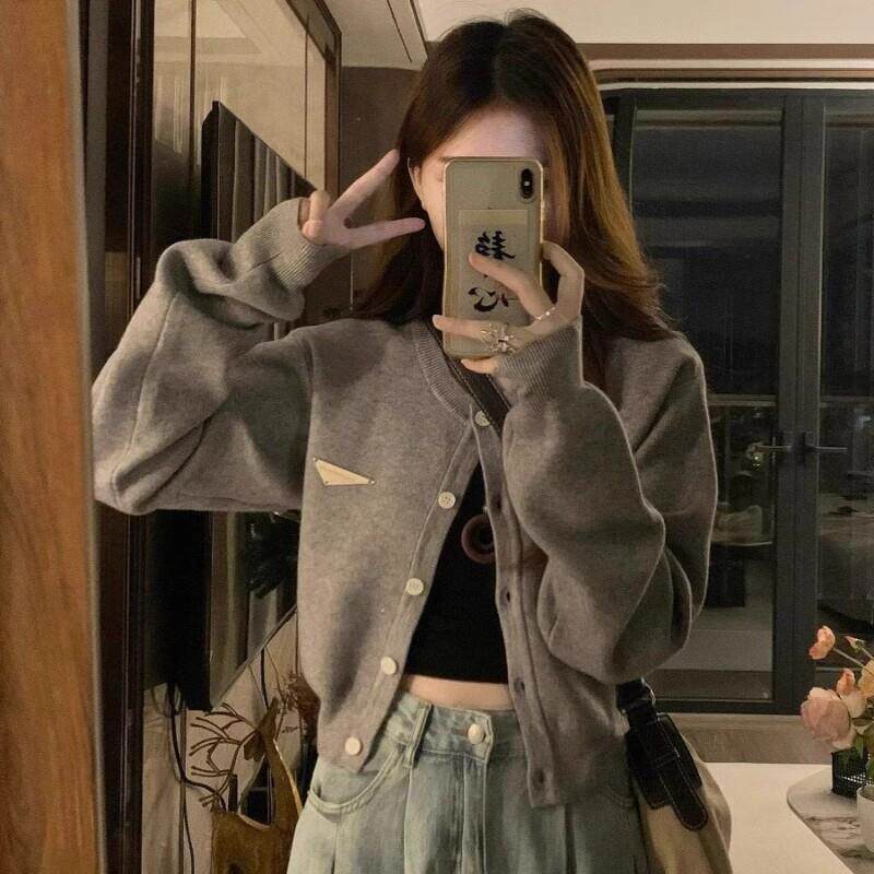 日系复古灰色针织开衫女早秋设计感棒球服夹克外套小个子短款上衣