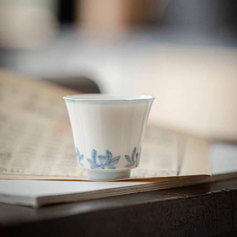 青己 青花釉下彩睡莲环绕品茗杯 玉泥白瓷功夫茶具家用茶杯单杯