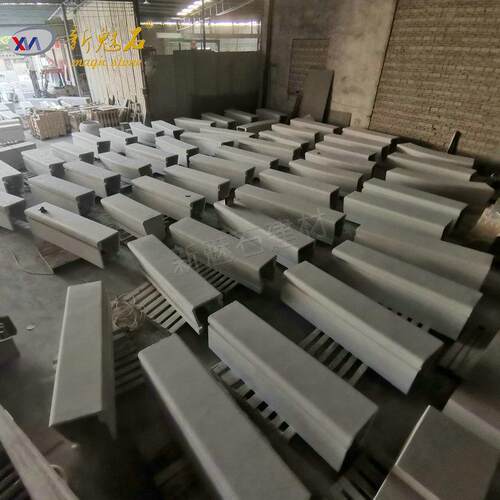 休闲广场UHPC白色艺术混凝土坐凳户外成品特色坐凳内部空心易安装