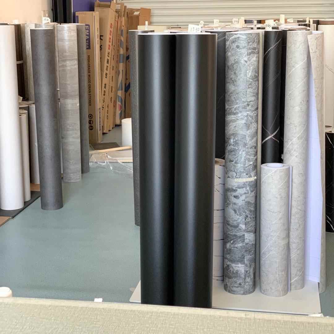 黑色09049拉丝装贴粘纸膜自墙壁纸展柜饰翻新贴纸波音软片