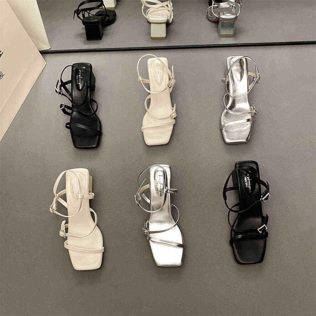 铃兰粗跟凉拖女夏季2024法式小高跟凉鞋白色高跟鞋休闲沙发系女鞋