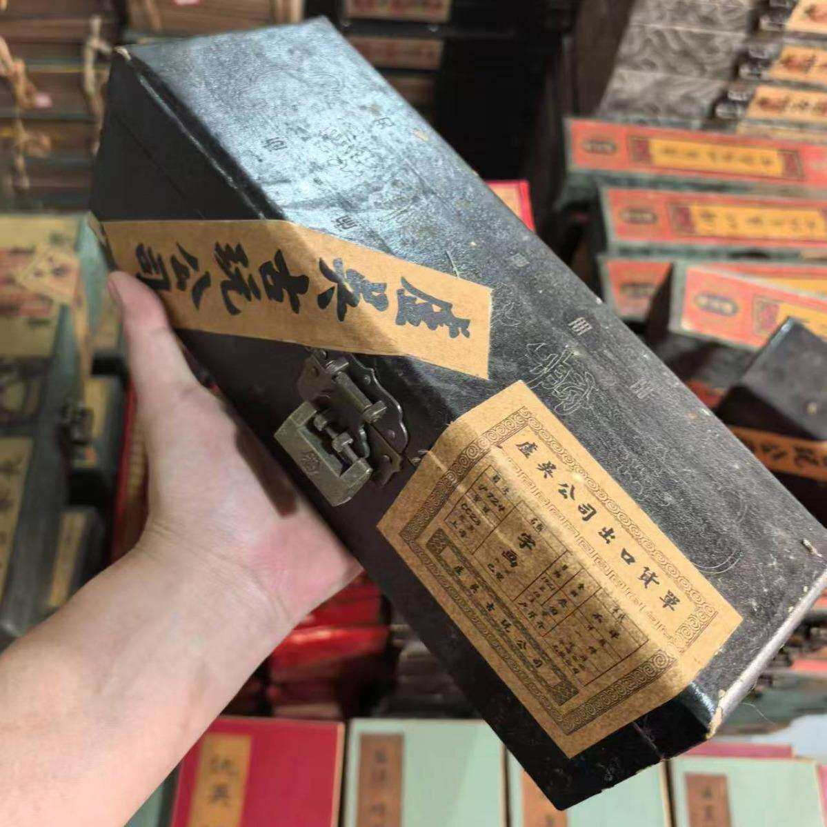 坤宁宫小黑盒仿古做旧装各种名人名画小长卷带锁封条古玩工艺品