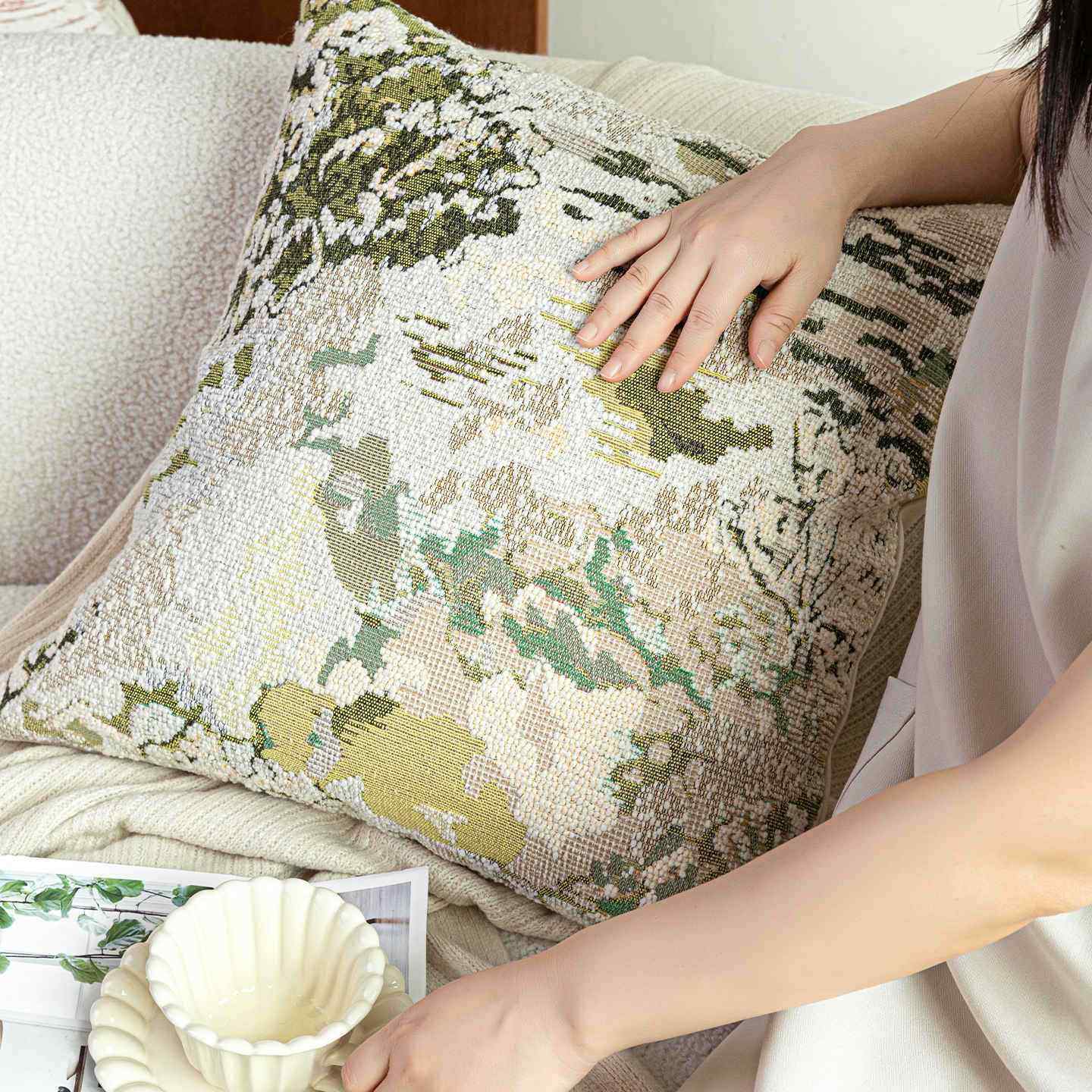 春日SFG繁花毛法式中古风绿色羊混纺象肌理术抽感抱枕靠垫高艺端